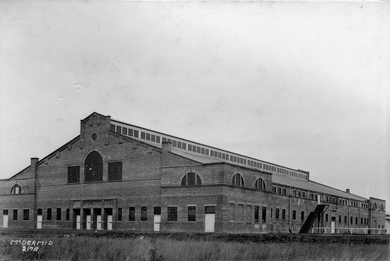 Black and white photo of the exterior of Edmonton Arena in 1913