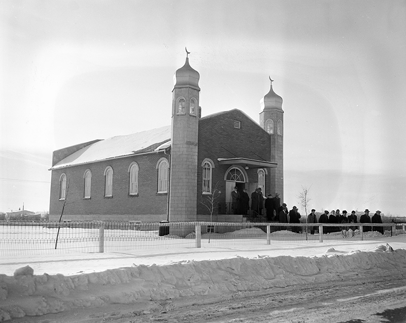 A black and white photograph of Al Rashid Mosque