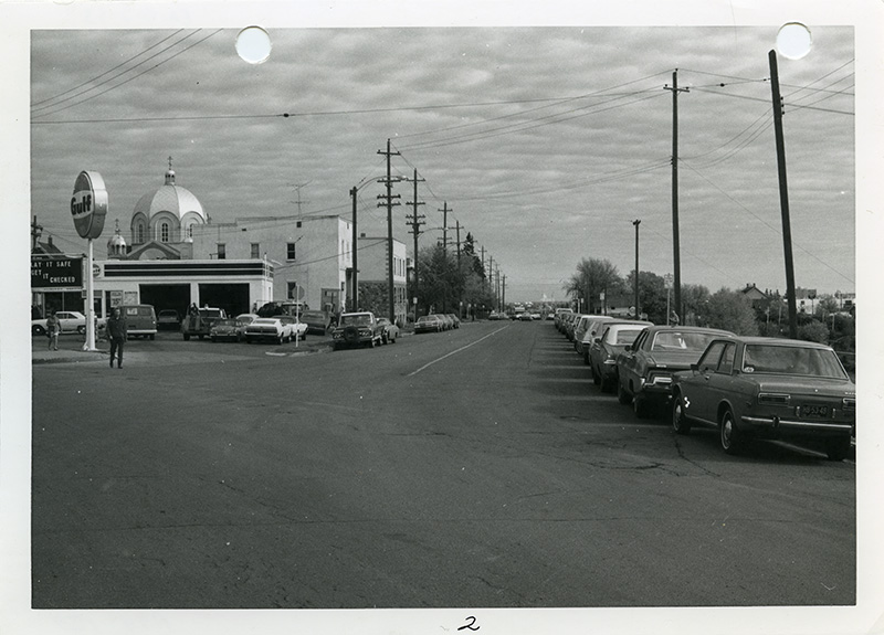 An old black and white photo of an Edmonton street featuring the Trynicky Apartments in the distance.