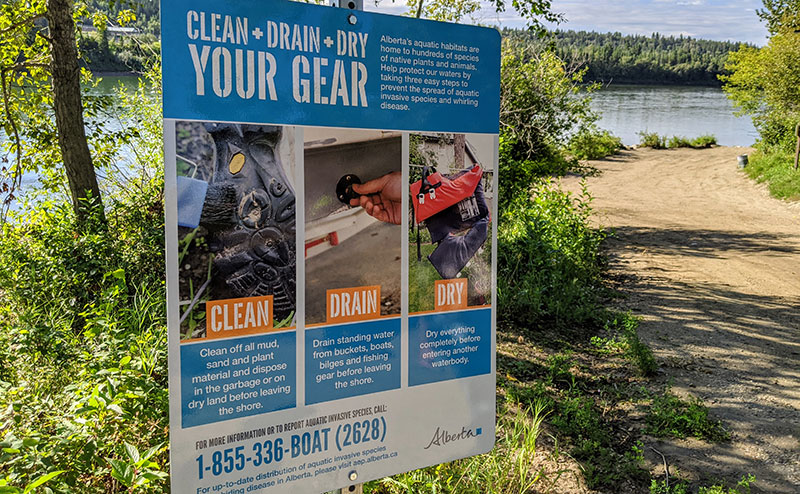 Sign advises boaters to clean, drain and dry all boats and kayaks