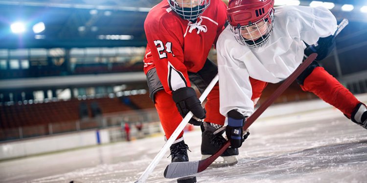 kids playing ice hockey