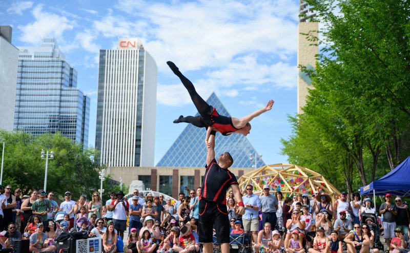 Two street performers in Churchill Square