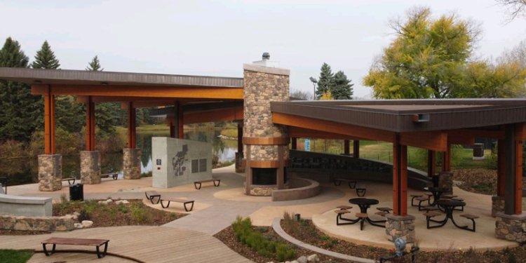 Hawrelak park in summer