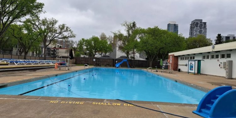  wîhkwêntôwin outdoor pool