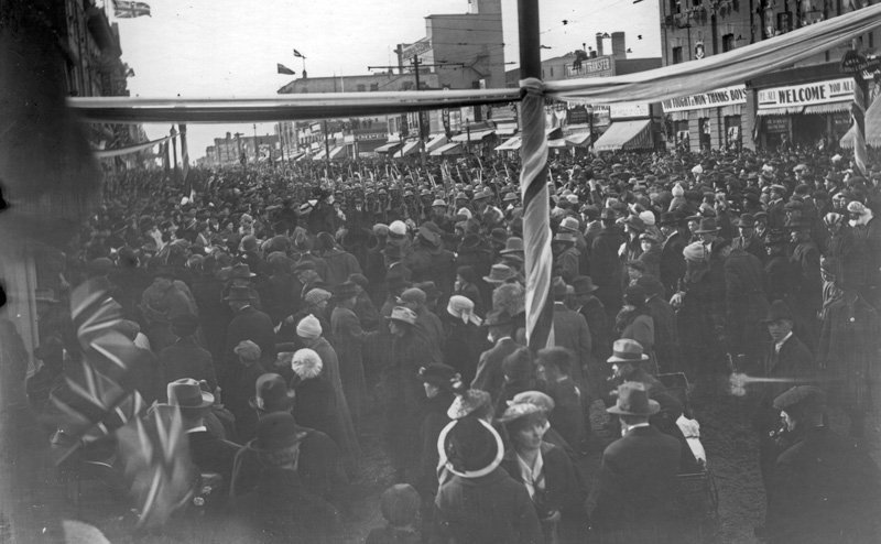 A crowd of people during the homecoming of World War soldiers.